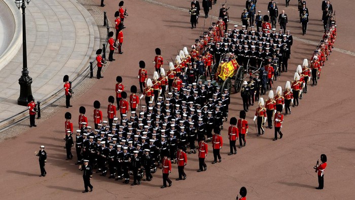 Jenazah Ratu Elizabeth II Dibawa ke Kastil Windsor Peti jenazah Ratu Elizabeth II dibawa keluar dari Westminster Abbey, London, Inggris, kini dibawa ke Kastil Windsor yang menjadi persemayaman terakhirnya.