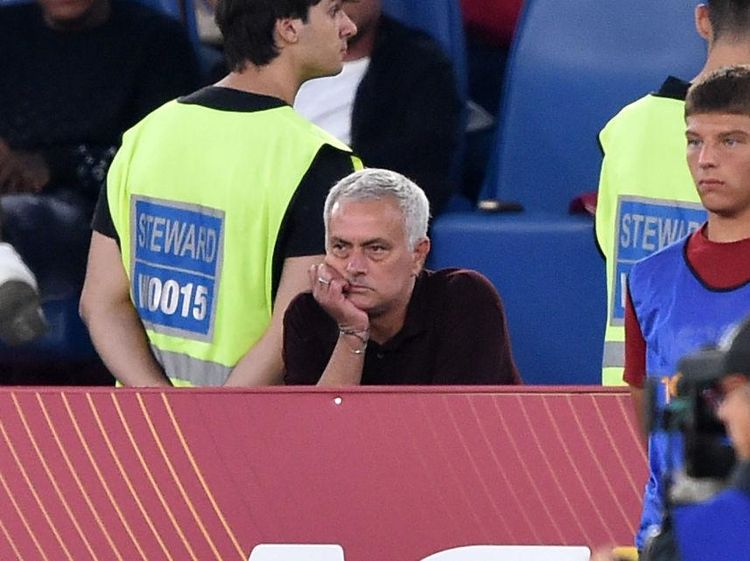 Foto: Mourinho Diusir dari Lapangan, Masih Protes, Duduk Merengut