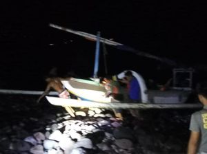 Jukung Terbalik, Nelayan Karangasem Terombang-ambing di Laut