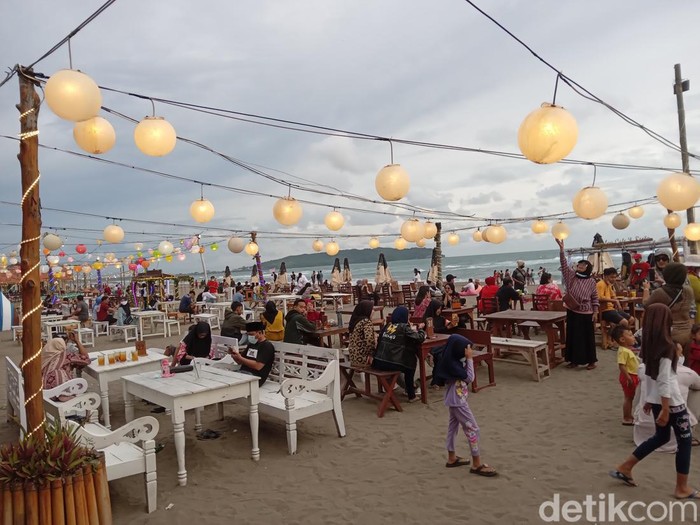 Kampung Turis di Pangandaran, pusat kuliner seafood.