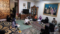 Para pelayat masih berdatangan hari ini.