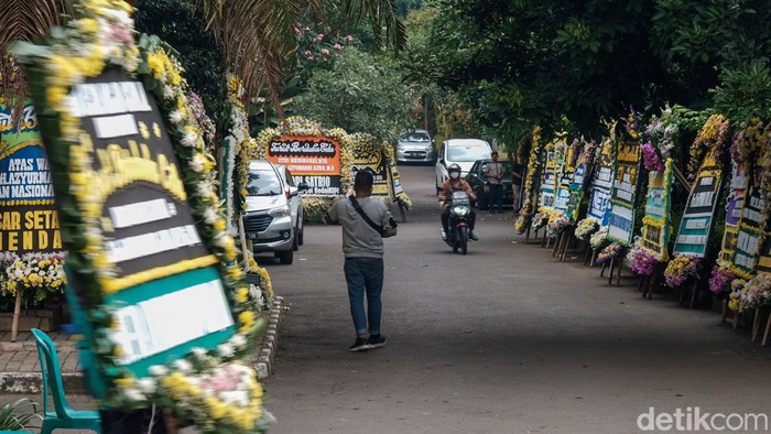 Karangan Bunga Berjejer di Rumah Duka Azyumardi Azra Karangan bunga berjejer di sekitar rumah duka Prof Azyumardi Azra di Tangsel. Jenazah mendiang rencananya akan tiba di Tanah Air hari ini, Senin, (19/9/2022).