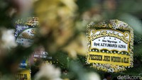 Karangan bunga dari Presiden Joko Widodo (Jokowi) dipasang dekat rumah duka Azyumardi Azra.