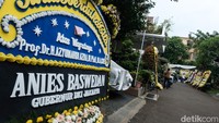Ada juga karangan bunga dari Gubernur DKI Jakarta Anies Baswedan.