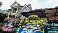 KBRI Kuala Lumpur menyebutkan, berdasarkan surat kematian dari Rumah Sakit Selangor Malaysia, penyebab meninggalnya Azyumardi Azra adalah serangan jantung. Azyumardi Azra akan dimakamkan di TMP Kalibata, Jakarta.