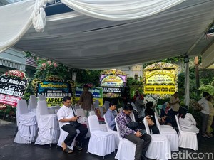 Karangan Bunga Padati Rumah Duka Azyumardi, dari Jokowi hingga Dubes Jepang