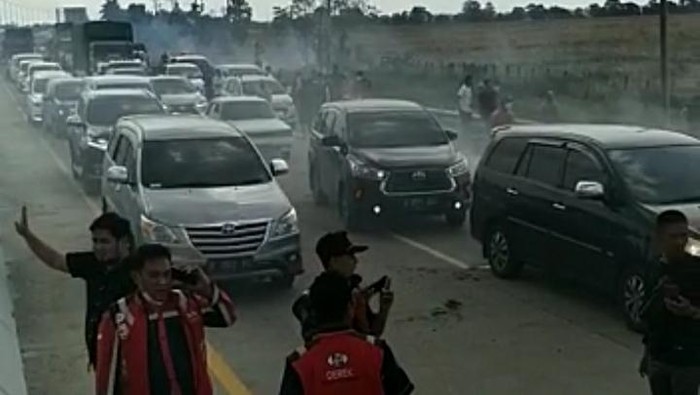 Kecelakaan di Pejagan, Jawa Tengah melibatkan 13 kendaraan mobil tabrakan beruntun. Insiden tersebut terjadi pada Minggu, 18 September 2022.