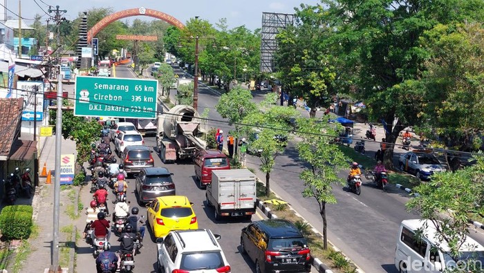 Kemacetan menjelang Jembatan Jurug, Karanganyar, sekitar pukul 09.30 WIB, Senin (19/9/2022)