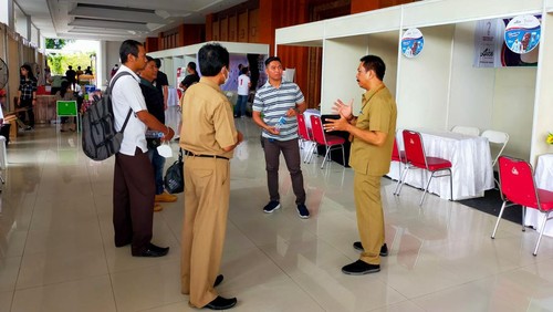 Kepala Dinas DTKSK Kota Denpasar, Nyoman Ngurah Jimmy Sidharta saat meninjau kesiapan Job Fair di Gedung Dharmanegara Alaya, Lumintang, Denpasar.