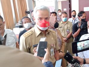 Respons Ganjar Ketum Kagama soal Jas Almamater UGM Dibakar di Demo BBM