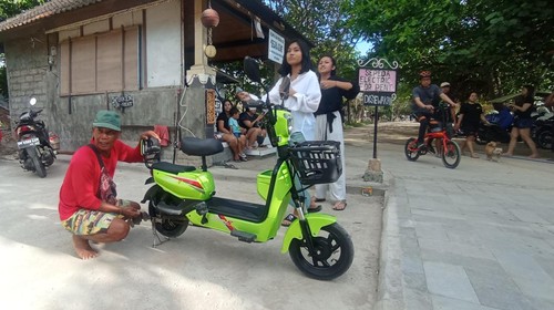 Kini sensasi naik sepeda listrik sembari pelesiran bisa dilakukan di Pantai Segara Ayu, Sanur, Denpasar.