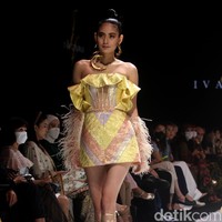 Inilah koleksi terbaru Ivan Gunawan di JF3 Fashion festival 2022. Ivan menghadirkan sederet busana dari kain Songket Sumatera Selatan.  Foto: Mohammad Abduh/ Wolipop.