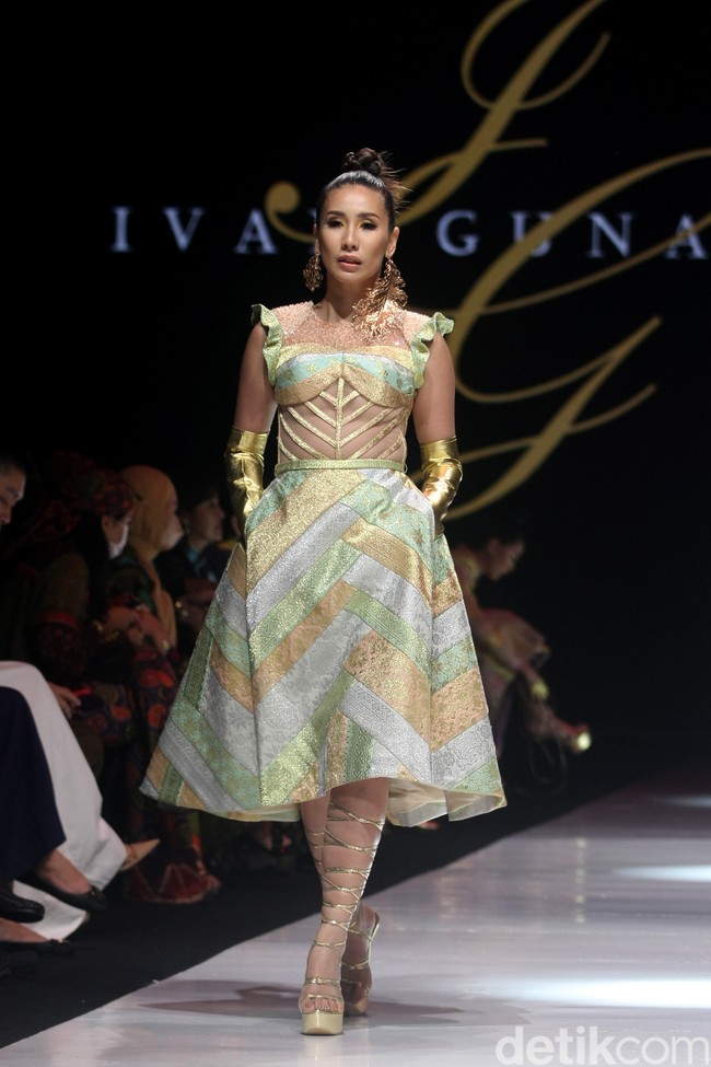Inilah koleksi terbaru Ivan Gunawan di JF3 Fashion festival 2022. Ivan menghadirkan sederet busana dari kain Songket Sumatera Selatan. Foto: Mohammad Abduh/ Wolipop.