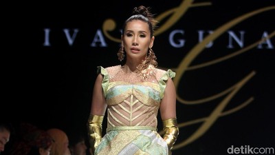 8 Koleksi Busana Modern dari Kain Songket Karya Ivan Gunawan