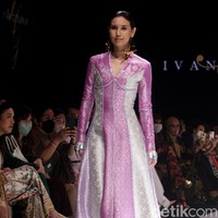 Inilah koleksi terbaru Ivan Gunawan di JF3 Fashion festival 2022. Ivan menghadirkan sederet busana dari kain Songket Sumatera Selatan.  Foto: Mohammad Abduh/ Wolipop.  
