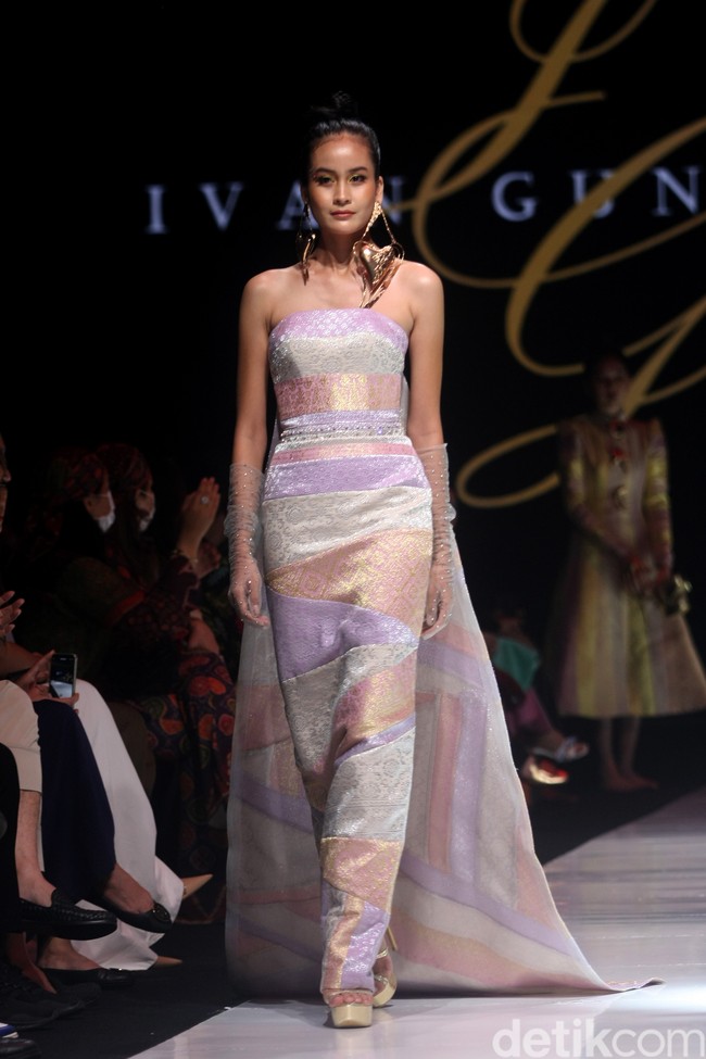 Inilah koleksi terbaru Ivan Gunawan di JF3 Fashion festival 2022. Ivan menghadirkan sederet busana dari kain Songket Sumatera Selatan. Foto: Mohammad Abduh/ Wolipop.