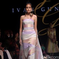 Inilah koleksi terbaru Ivan Gunawan di JF3 Fashion festival 2022. Ivan menghadirkan sederet busana dari kain Songket Sumatera Selatan. Foto: Mohammad Abduh/ Wolipop.