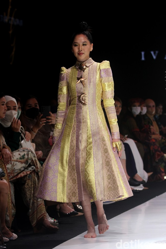 Inilah koleksi terbaru Ivan Gunawan di JF3 Fashion festival 2022. Ivan menghadirkan sederet busana dari kain Songket Sumatera Selatan.  Foto: Mohammad Abduh/ Wolipop.