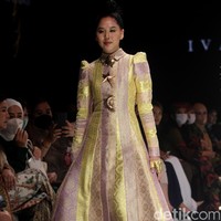 Inilah koleksi terbaru Ivan Gunawan di JF3 Fashion festival 2022. Ivan menghadirkan sederet busana dari kain Songket Sumatera Selatan.  Foto: Mohammad Abduh/ Wolipop.