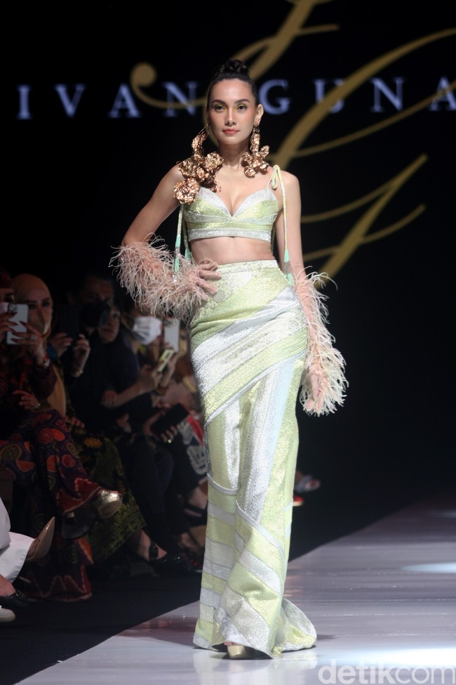 Inilah koleksi terbaru Ivan Gunawan di JF3 Fashion festival 2022. Ivan menghadirkan sederet busana dari kain Songket Sumatera Selatan.  Foto: Mohammad Abduh/ Wolipop.