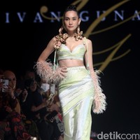 Inilah koleksi terbaru Ivan Gunawan di JF3 Fashion festival 2022. Ivan menghadirkan sederet busana dari kain Songket Sumatera Selatan.  Foto: Mohammad Abduh/ Wolipop.