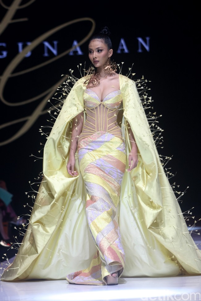 Inilah koleksi terbaru Ivan Gunawan di JF3 Fashion festival 2022. Ivan menghadirkan sederet busana dari kain Songket Sumatera Selatan. Foto: Mohammad Abduh/ Wolipop.