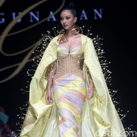 Inilah koleksi terbaru Ivan Gunawan di JF3 Fashion festival 2022. Ivan menghadirkan sederet busana dari kain Songket Sumatera Selatan. Foto: Mohammad Abduh/ Wolipop.