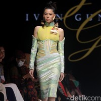 Inilah koleksi terbaru Ivan Gunawan di JF3 Fashion festival 2022. Ivan menghadirkan sederet busana dari kain Songket Sumatera Selatan. Foto: Mohammad Abduh/ Wolipop.