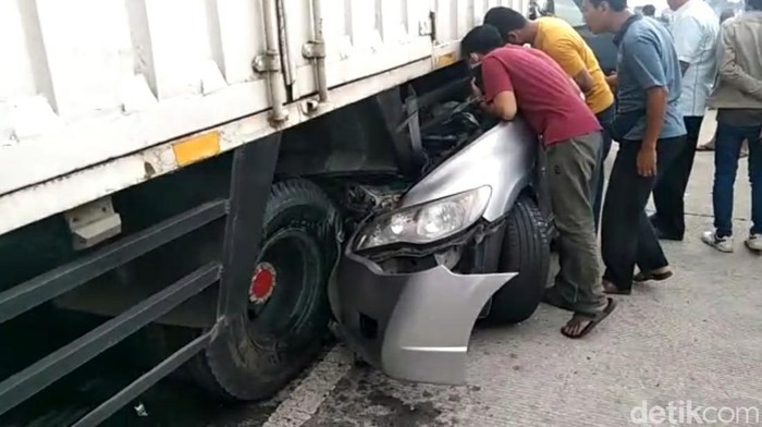 Kondisi mobil M Singgih Adika, anak dari Jamintel Kejagung, Amir Yanto, korban tewas kecelakaan maut beruntun di Tol Pejagan-Pemalang, Minggu (18/9/2022).