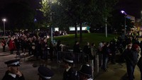 Suasana antrean warga demi menyaksikan pemakaman Ratu Elizabeth II di Whitehall, London, Inggris, Senin (19/9/2022). Terlihat sejumlah polisi yang sedang berjaga di kawasan tersebut.