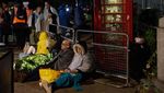 Warga Tidur di Jalan Saat Antre ke Pemakaman Ratu Elizabeth II