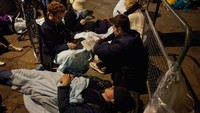 Bahkan sebagian dari mereka juga ada yang tidur nyenyak di jalan.