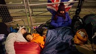 Warga Tidur di Jalan Saat Antre ke Pemakaman Ratu Elizabeth II