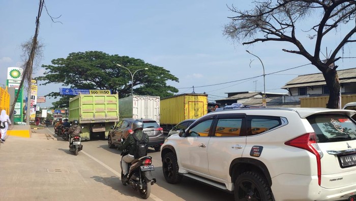Macet parah terjadi di Jl Alternatif Cibubur, Bogor, imbas penutupan U-Turn Al-Azhar.