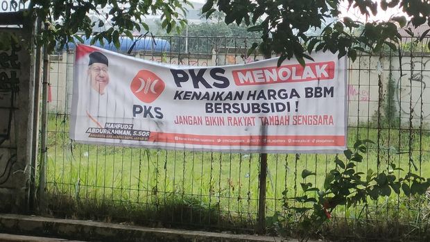 Marak Spanduk PKS Tolak Kenaikkan Harga BBM di Depok  (Dwi R/detikcom)