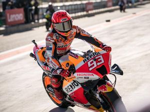 Saat Sarung Tangan Marquez Kesangkut di Motor, Untung Nggak Celaka!