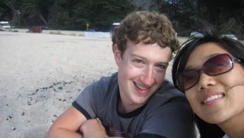 Ini adalah foto Mark Zuckerberg dan Priscilla Chan masa muda saat mereka masih berpacaran. Zuck dan Priscilla berpacaran semasa sama-sama masih jadi mahasiswa di universitas Harvard dan tak terpisahkan sampai memasuki jenjang pernikahan. Foto: Facebook