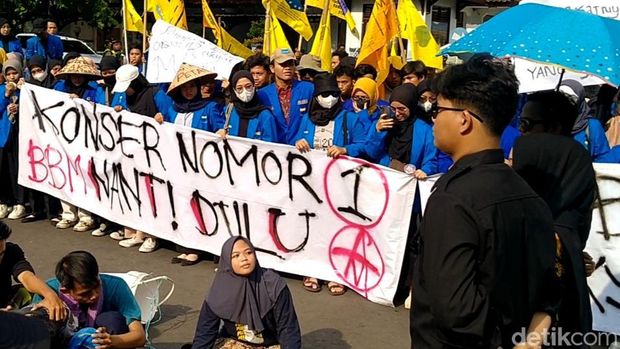 Massa Pergerakan Mahasiswa Islam Indonesia (PMII) demo tolak kenaikan harga BBM di kantor Bupati Pekalongan, Senin (19/9/2022).