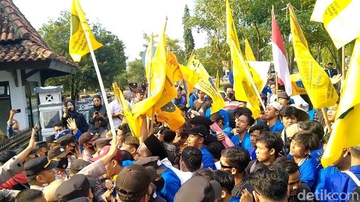 Massa Pergerakan Mahasiswa Islam Indonesia (PMII) demo tolak kenaikan harga BBM di kantor Bupati Pekalongan, Senin (19/9/2022).