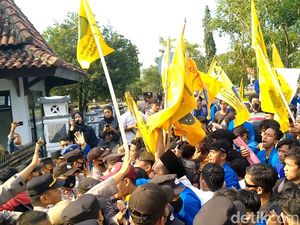 Demo BBM di Kantor Bupati Pekalongan, Massa-Polisi Saling Dorong
