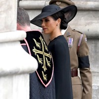 Di jajaran perhiasan, sepasang anting mutiara melengkapi gayanya. Anting tersebut disebut-sebut sebagai pemberian Ratu Elizabeth untuk menandai kegiatan perdana mereka bersama setelah Meghan resmi menjadi bagian dari keluarga Kerajaan Inggris pada 2018. (Foto: Getty Images/Christopher Furlong)