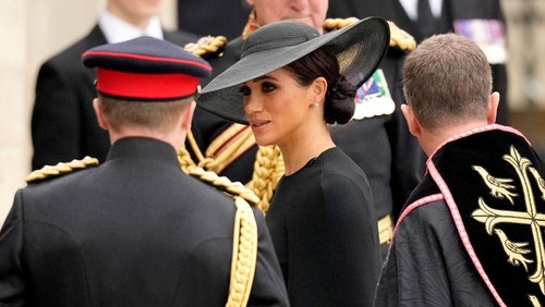 LONDON, ENGLAND - SEPTEMBER 19: Meghan, Duchess of Sussex arrives at Westminster Abbey for The State Funeral of Queen Elizabeth II on September 19, 2022 in London, England. Elizabeth Alexandra Mary Windsor was born in Bruton Street, Mayfair, London on 21 April 1926. She married Prince Philip in 1947 and ascended the throne of the United Kingdom and Commonwealth on 6 February 1952 after the death of her Father, King George VI. Queen Elizabeth II died at Balmoral Castle in Scotland on September 8, 2022, and is succeeded by her eldest son, King Charles III.  (Photo by Christopher Furlong/Getty Images)