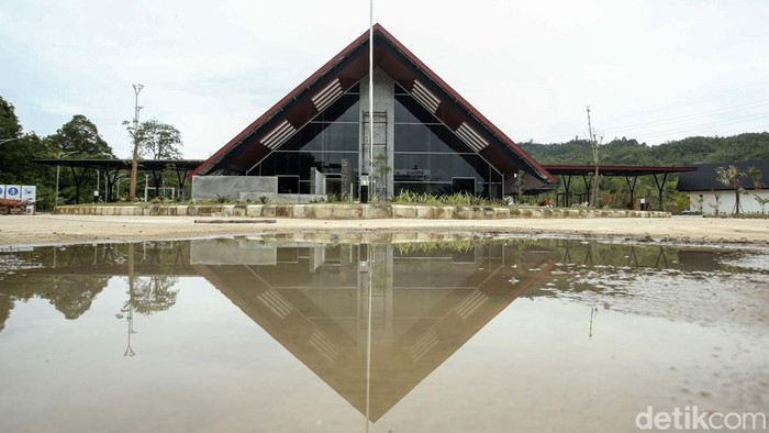 Jagoi Babang merupakan kecamatan yang berbatasan dengan Malaysia. Saat ini tengah dibangun Pos Lintas Batas Negara (PLBN) Jagoi Babang. Begini potretnya.