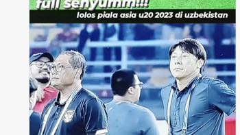 Fans dan yang menonton Indonesia vs Vietnam pun full senyum. Fans Foto: Twitter