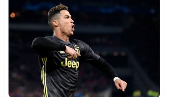 Cristiano Ronaldo pun dirindukan fans Juventus. Ronaldo mencetak 40 gol di musim pertamanya bersama Juventus bersama Allegri dan tim yang sulit. Membuat kalian lebih mengapresiasi kehebatannya, tulis akun ini. Foto: Twitter