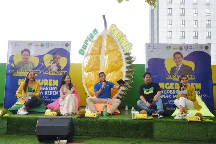 Menteri Pariwisata dan Ekonomi Kreatif (Menparekraf) Sandiaga Uno menghadiri pelatihan pembuatan konten bersama milenial di Pekanbaru, Riau.