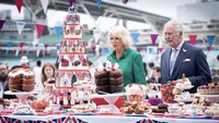 Ketika sedang ada perayaan Platinum Jubilee, Camilla tak lupa turut merayakannya dengan Raja Charles III dan menyiapkan banyak makanan. Ada kue sampai teh yang didesain lucu. Foto: Instagram @clarencehouse
