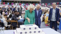 Masih dalam perayaan Platinum Jubilee, Permaisuri Camilla berkesempatan untuk memotong kue putih dengan ukuran yang besar. Foto: Instagram @clarencehouse