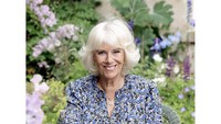 Meskipun sudah berumur 75 tahun, namun permaisuri ini masih terlihat segar ya? Ini momen Camilla sedang menikmati teh sore sambil makan buah persik. Foto: Instagram @clarencehouse