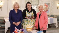 Saat ada perayaan Platinum Jubilee, banyak warga Inggris yang berlomba untuk membuat kue. Salah satunya ini ketika Camilla hadir langsung untuk menilai. Foto: Instagram @clarencehouse